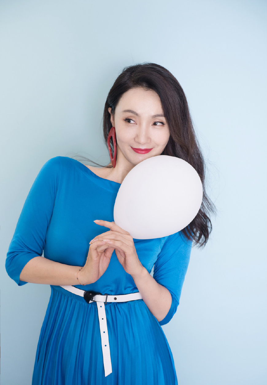 被46岁陶虹美到了！一袭黑色鱼尾裙优雅时尚，网友：气质不减当年