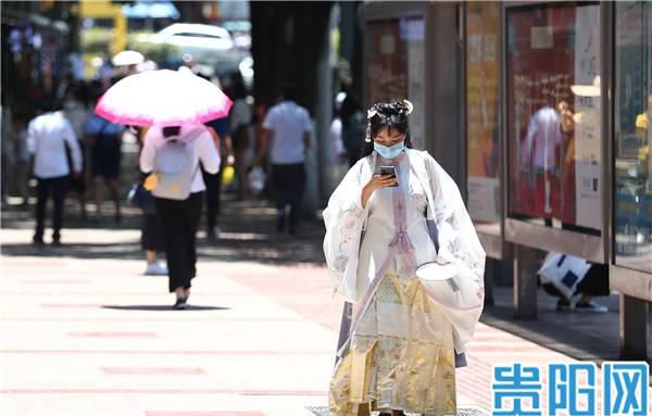  『街头时尚』贵阳连日持续高温，“清凉”夏装成街头时尚