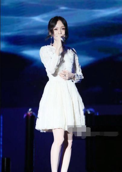 张韶涵身穿一袭灰色收身连衣裙，优雅又迷人，网友:造型美翻了!