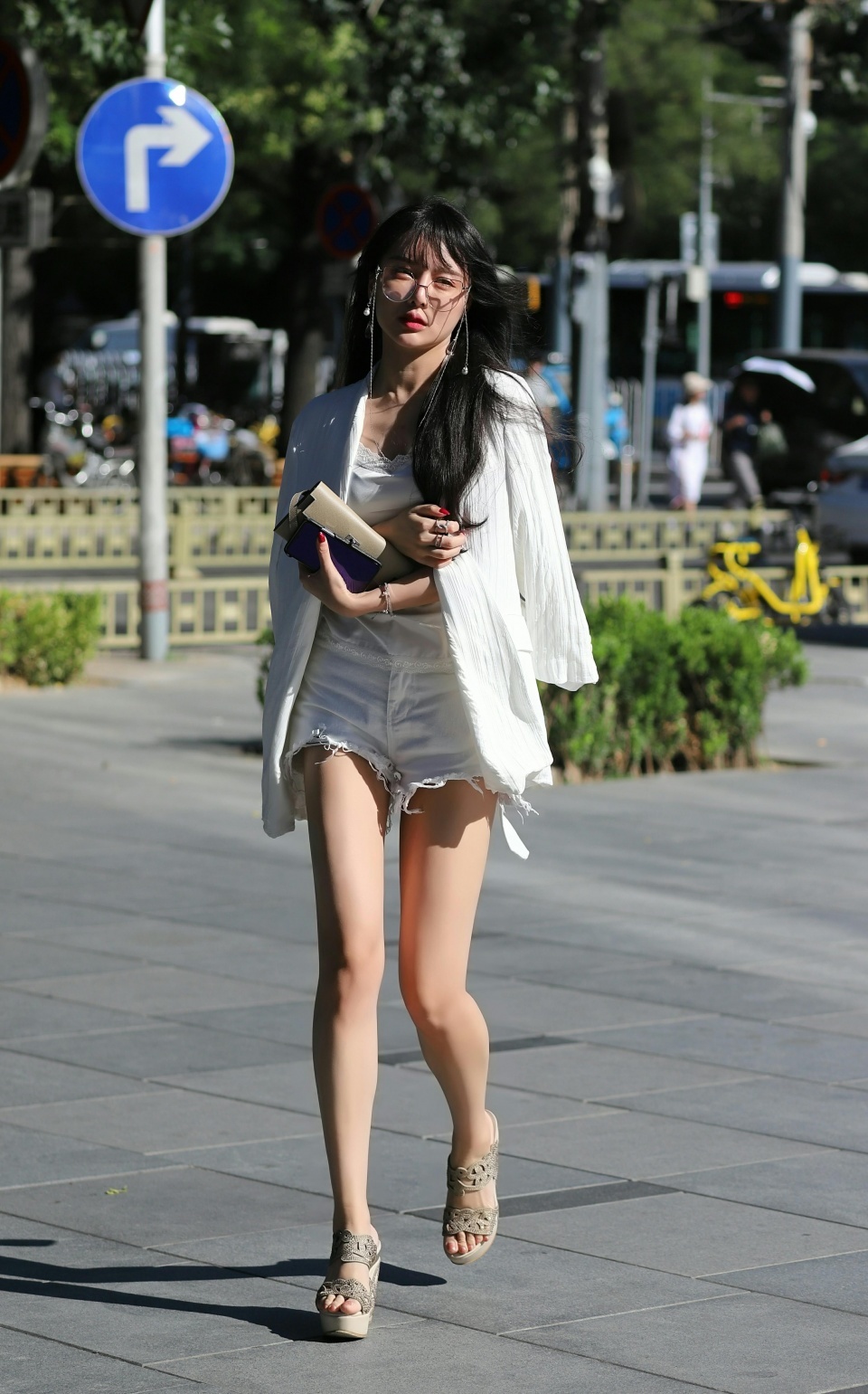 身姿妩媚的小姐姐身上散发着一种忧郁的美