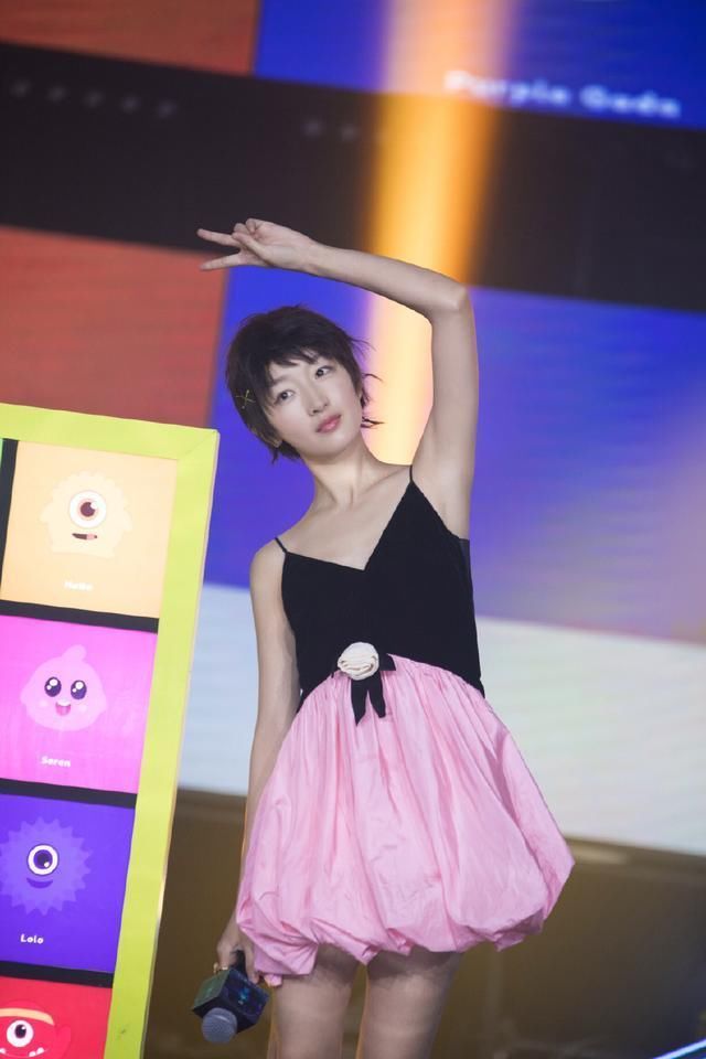 周冬雨选衣服很厉害，很会扬长避短，可挑鞋子的眼光真不行!