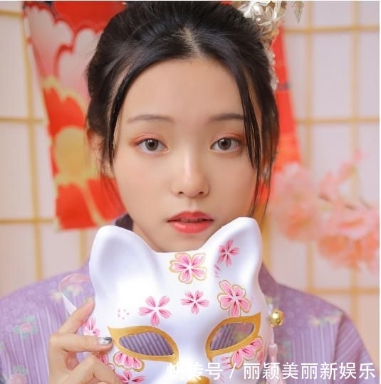  『再来看一看』太美! 小姐姐穿和服拍写真, 气场十足美丽面容不输给超模