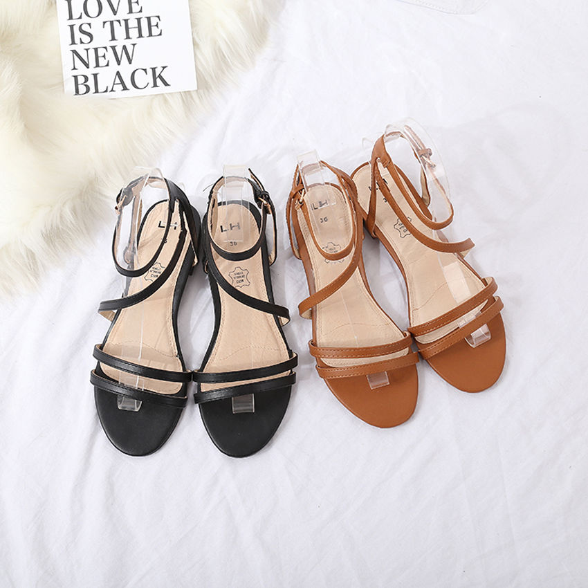 鞋子不需买太多，有一双优雅性感的高跟鞋，远离“小短腿”