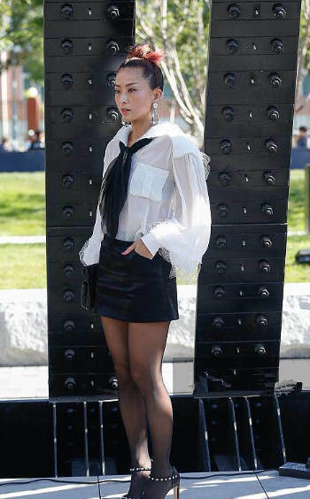 丸子头配黑丝？不说这是陈奕迅老婆，我还以为是村里的王二花！