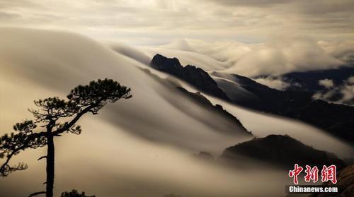 雨后黄山现罕见“瀑布流云” 宛如水墨画卷