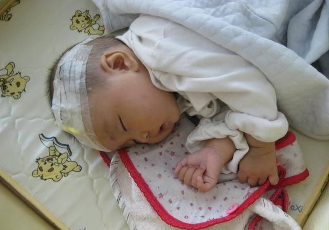 「电子产品」医生提议:小孩晚上睡觉枕边防止放3物,引起干咳发育慢