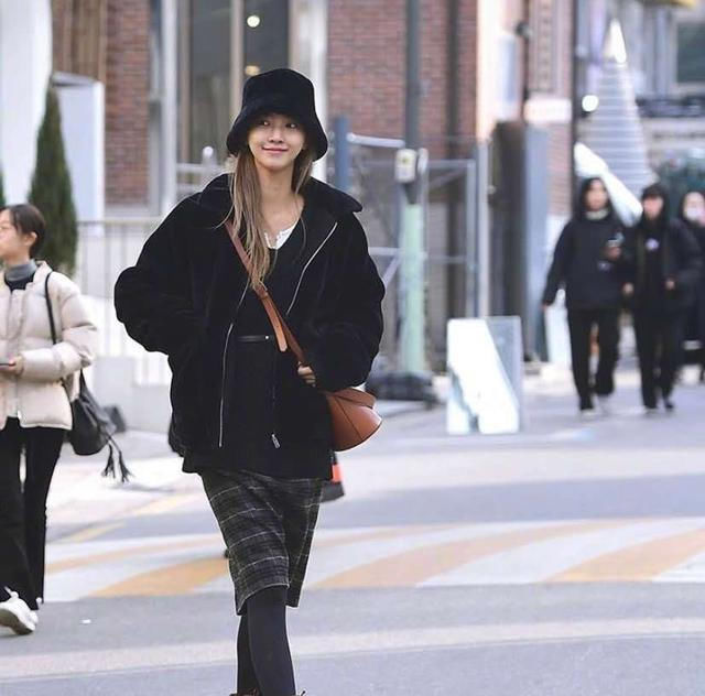  #漂亮#路人街拍:小姐姐长得漂亮又时髦,好衣品造就好气质!