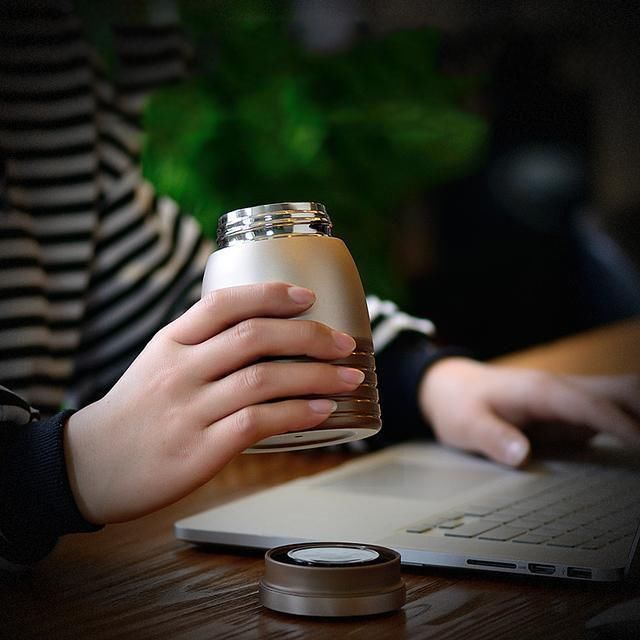 好心提醒!秋天记得多喝水，今秋新款“万向杯”上架，隔热又实用