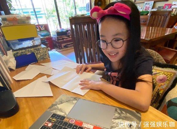 依旧■吴尊晒女儿萌照,9岁Neinei可爱依旧,盛赞爸爸厨艺高超