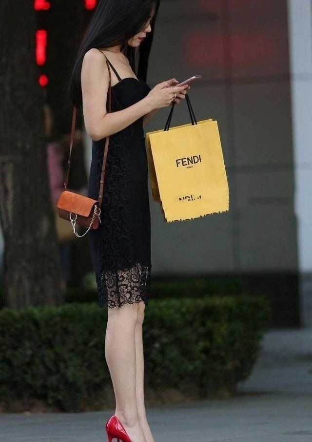 成都街拍:优雅又很时尚的几款穿搭参考，让你美的像画中人!