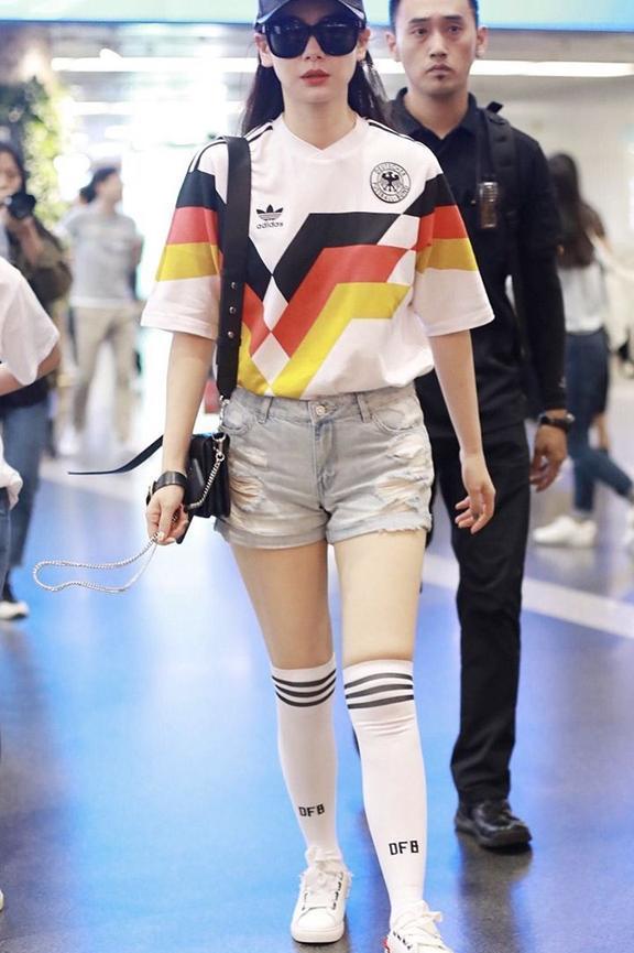 33岁戚薇厉害了，这么紧的“运动袜”硬要穿，网友：赘肉都出来了