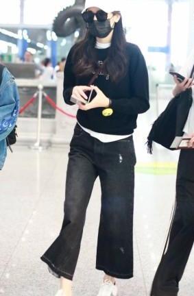 迪丽热巴迷之时尚，打底衫都露出头和尾巴了，网友：一言难尽！