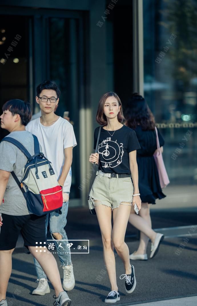 街拍:糟糕，是心动的感觉，被穿黑色T恤的小姐姐撩到了