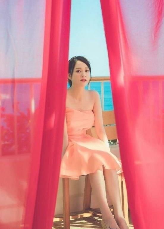 当39岁陈乔恩和42岁林心如同穿粉色裙,网友:霍建华你后悔了吗?