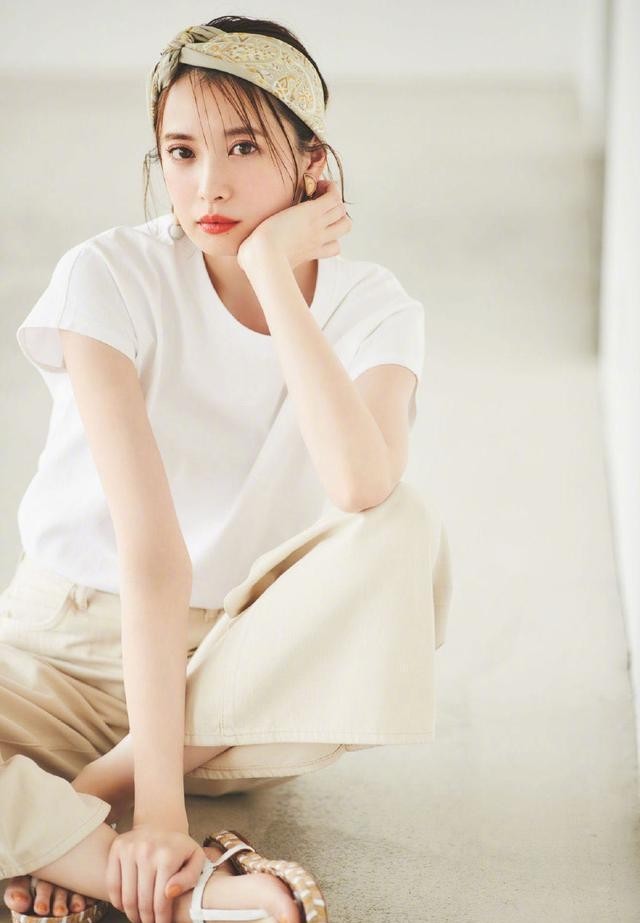 #女人#女人的穿搭,不仅需要清新淡雅的春日之美,还要为自己增加好感度