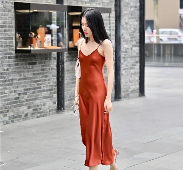  选择：高级优雅的缎面单品，如何表现出少女的甜美感？颜色选择很重要