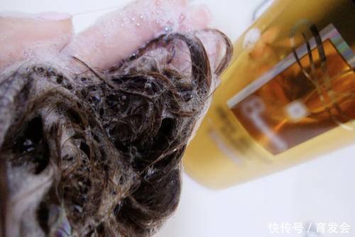  用护发素■烫发后头发打结怎么办？先别剪掉，我有办法！