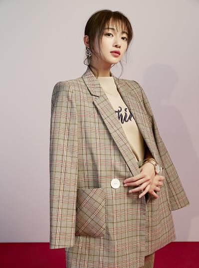 吴谨言拍摄照片太撩人，肉粉色的V领内衬，网友:傅恒哪里受得了