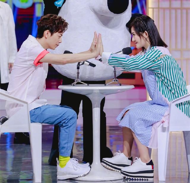 一条6000块的衬衫裙，让谢娜硬是从37岁穿回了17岁，这钱花的值