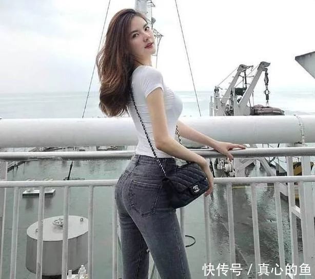 街拍，紧身牛仔裤小姐姐，玲珑身段展现无遗