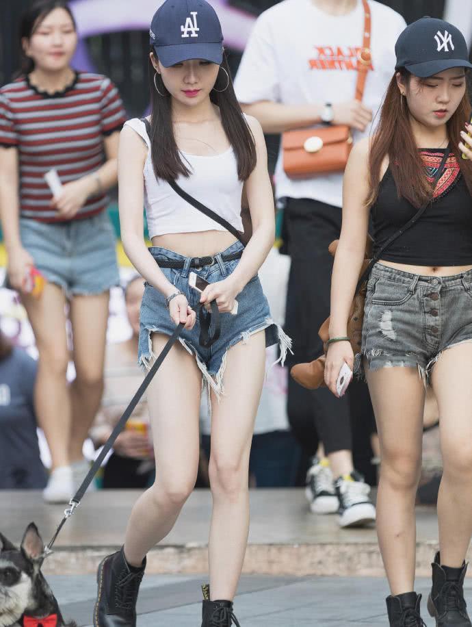 街拍美女：一位清纯甜美小姐姐带着“儿子”和闺蜜一起逛街