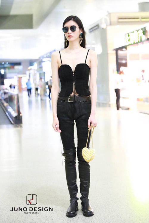 奚梦瑶黑色吊带搭配紧身裤和过膝靴,网友:穿成这样我是不敢出门