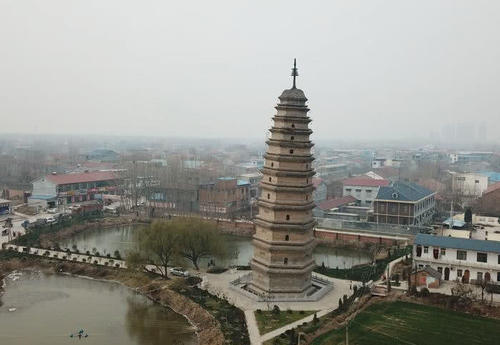 这座塔倾斜角度超13度，堪称中国第一斜塔，地雷炮弹都炸不倒！