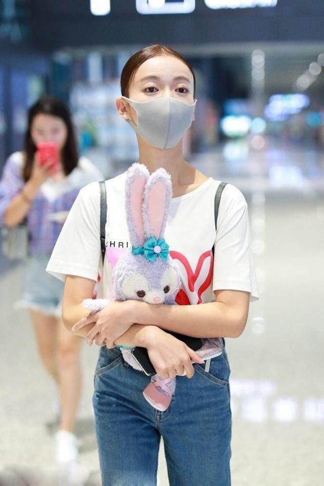 “魏璎珞”吴谨言现身机场，穿直筒牛仔裤，网友：这样搭配好清纯