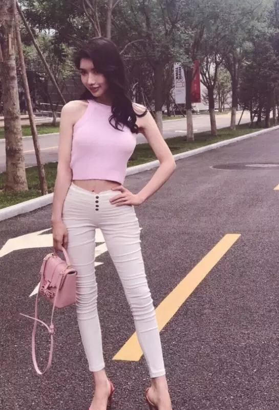 街拍:帅气大方的紧身打底裤美女，塑造完美动人形象！