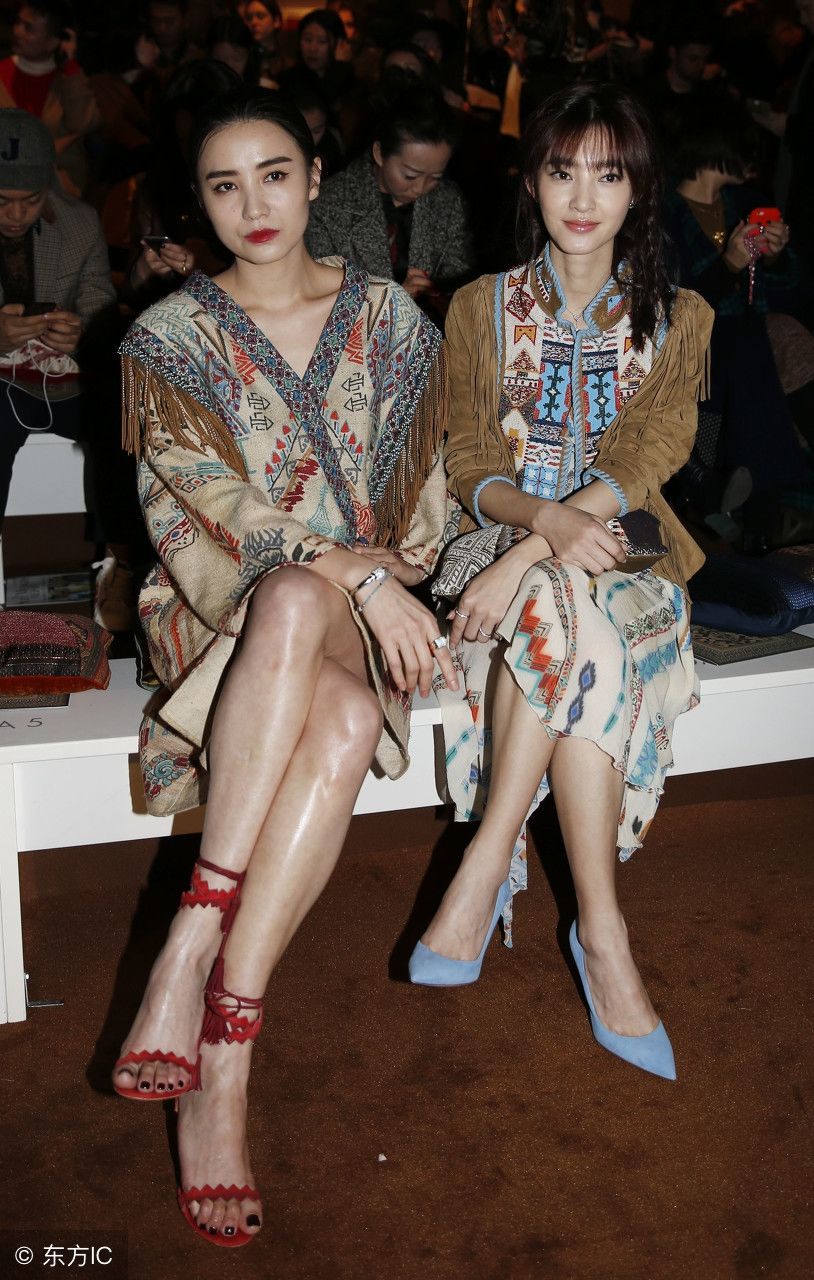 宋佳王丽坤同台亮相，复古姐妹装扮脚踩高跟鞋，真的太美了