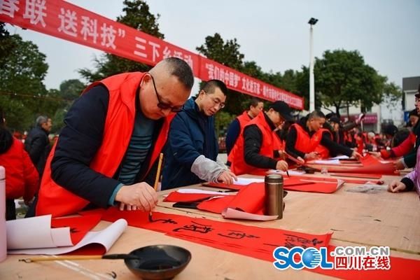  【带回家】30多位书法家现场手书5000副春联 让群众把年味带回家