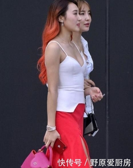  【使其】街拍：气质女神吊带背心搭配红色开叉裙，甜美笑容，优雅而性感