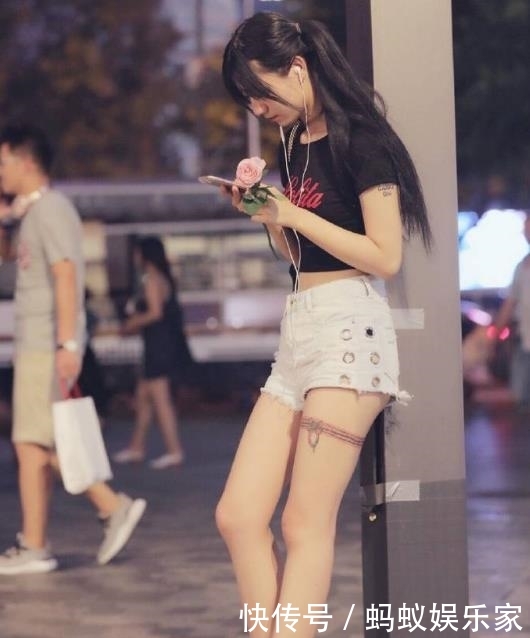 「 设计」让小姐姐从头美到脚，二狗街拍集：一字带高跟凉鞋充满时尚感