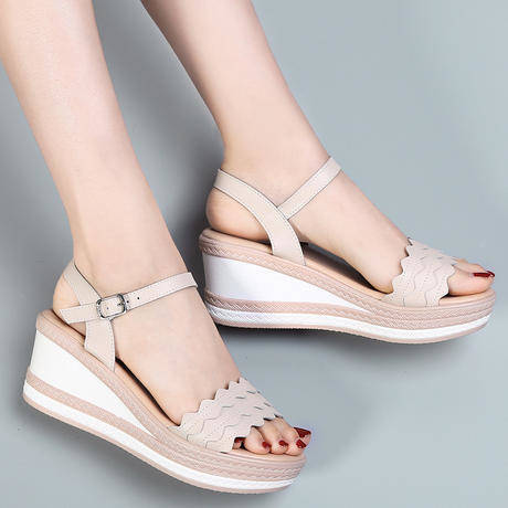 平底鞋嫌矮，高跟鞋嫌累脚，不妨试下今年的坡跟鞋，显高不累脚