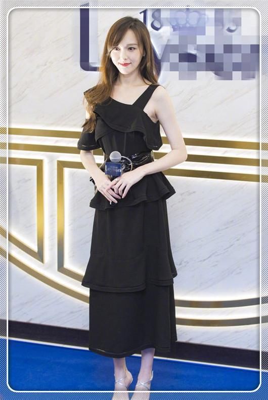 一直以为穿黑裙的唐嫣是最美的，可看到张钧甯后，我瞬间转变了