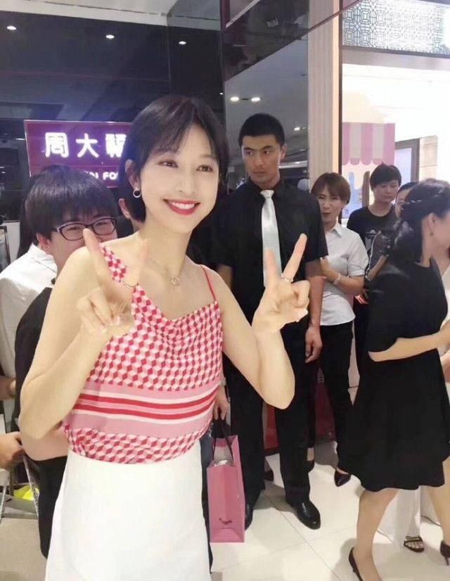 张俪这么瘦，怎么也有赘肉？网友：这裙子谁穿都显小肚子！