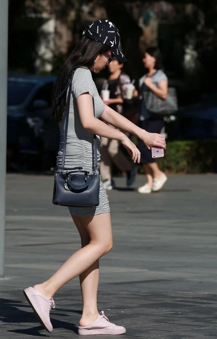 深空灰下的紧身连衣裙勾勒圆滑丰满的曲线，魔鬼身材风情万种让人