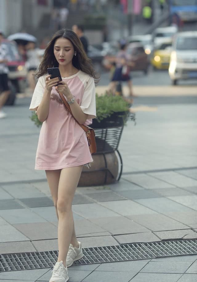 「漂亮」00后别总是穿裤子，土爆掉，现如今漂亮女生都爱那样穿，又瘦又美