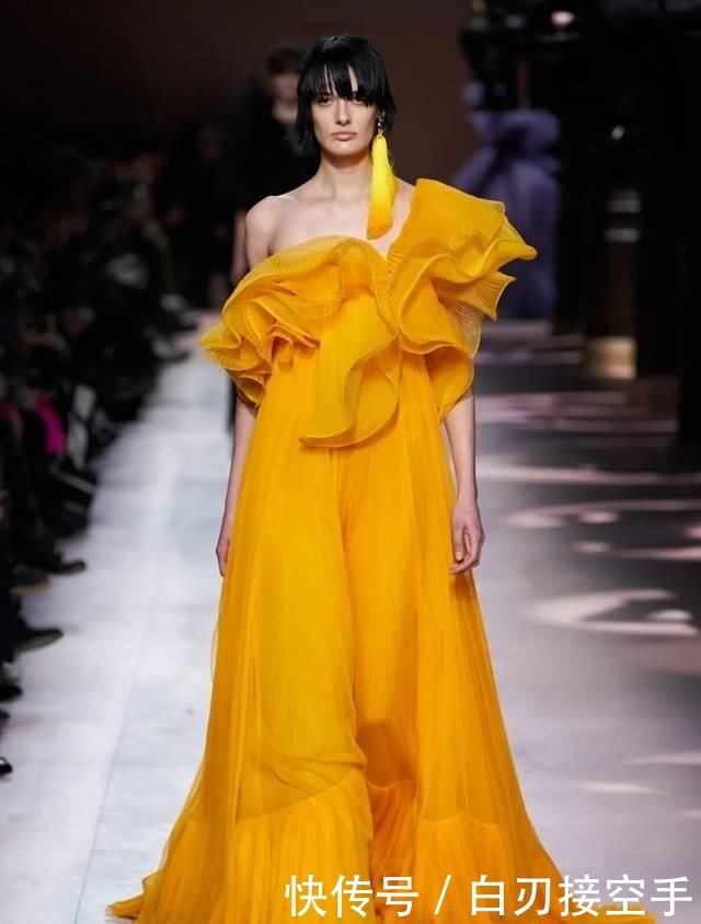  『花朵』2020开春 流行穿“开满花”的裙子，谁穿谁美！