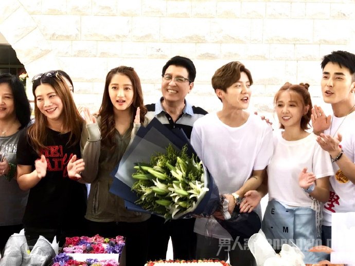 关晓彤爸爸晒合影 网友回应:这是帮女儿撇清分手传闻