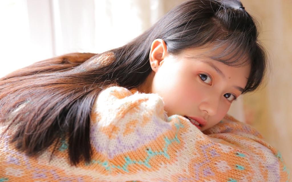 白丝美女诱人长腿性感毛衣美女图片