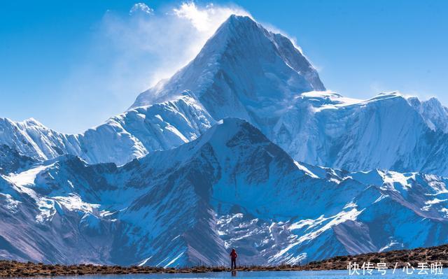 在四川,有一座被称作东方阿尔卑斯山,是国内距大城市最近的雪山
