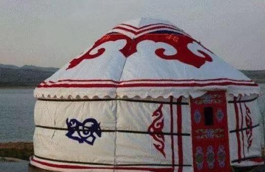 男游客在蒙古包留宿，为什么主人在地上放红线？看完涨知识