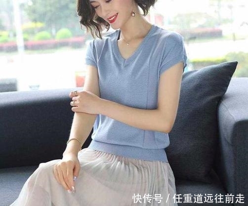  显嫩@妈妈，早春别跟风穿裙子，这几款小衫+半裙太显嫩，照着穿准没错