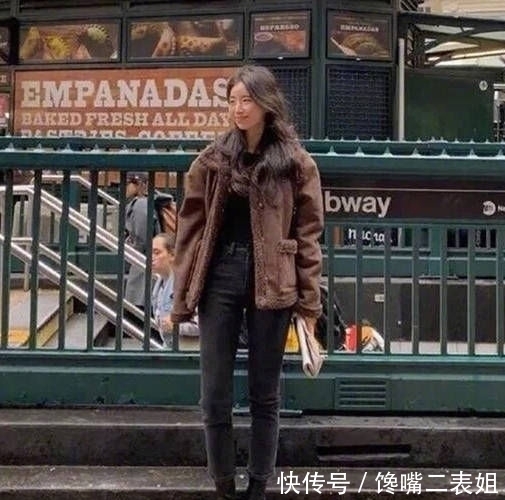 毛绒:今冬流行毛绒外套,时尚保暖,打破单一穿搭模式