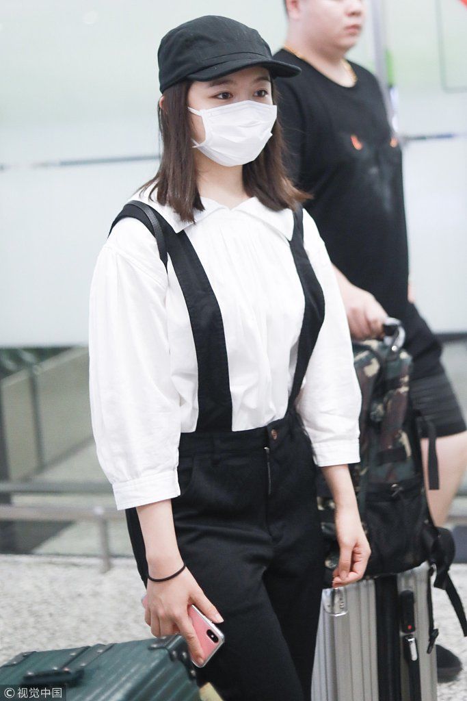 捕获学生妹一枚！19岁李兰迪黑白LOOK简约时尚  穿背带裤背双肩包