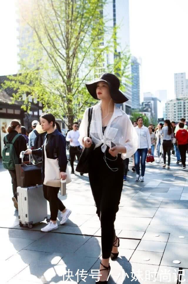 休闲装|街拍休闲装款式简单大方美观,彰显出清新减龄又唯美气质