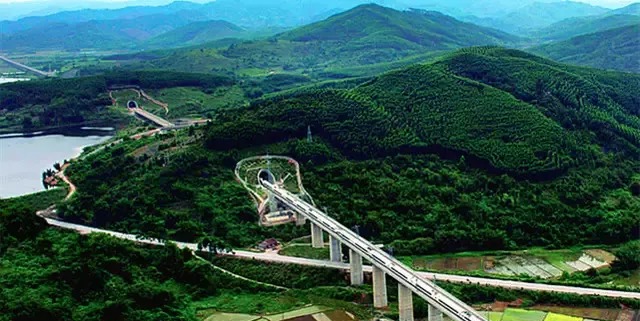 高铁从北京到广州2000多公里，一共需要多少度电，你知道吗？