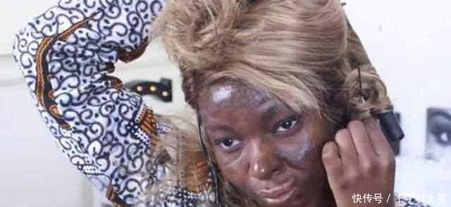 直击非洲女子化妆过程，用一盒粉刷白自己，而画完效果是这样的！
