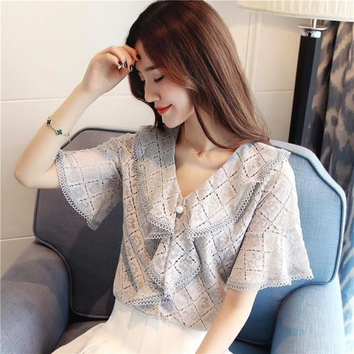 天热了,假如你不想裙子配丝袜,那你试试下面这穿法,好看又气质